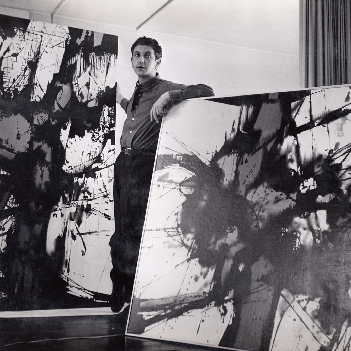 Um 1958, Franz Fedier mit Bildern beim Vorbereiten einer Ausstellung